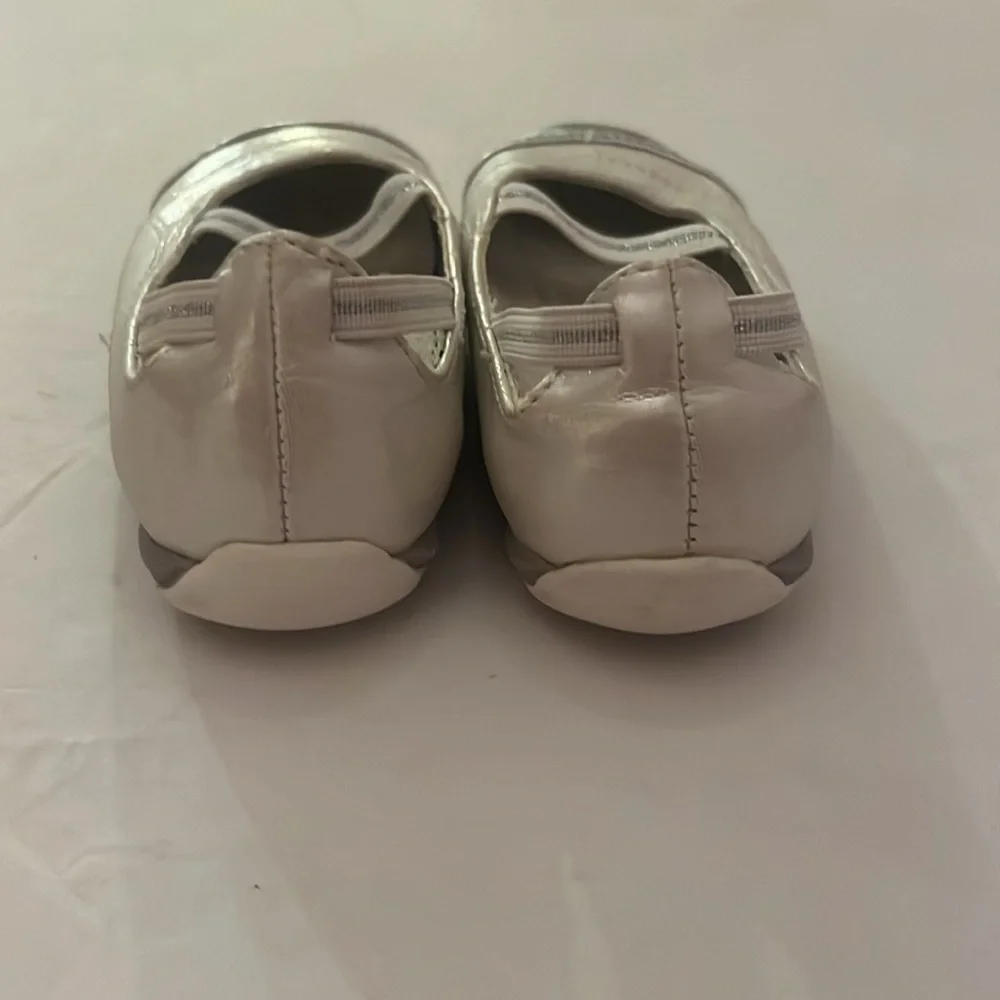 Kenneth Cole Reaction Girl’s Silver Pearl Flats Shoes Happy Space 2 Size 7
